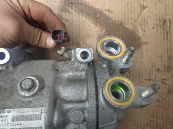 COMPRESSEUR DE CLIMATISATION VOLVO - Vue 2